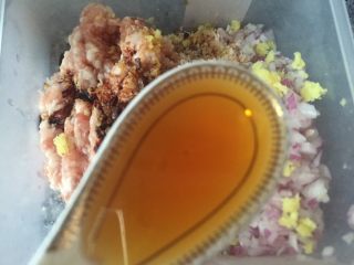 11、香河猪肉香菇肉饼,加入香油，