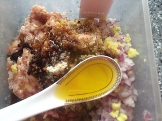 12、香河猪肉香菇肉饼,加入橄榄油。