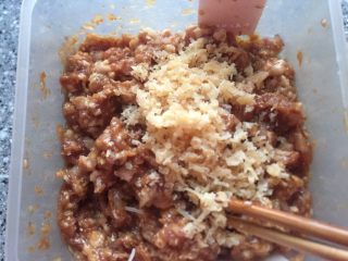 13、香河猪肉香菇肉饼,加入虾皮搅拌均匀。