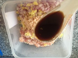 10、香河猪肉香菇肉饼,加入生抽。
