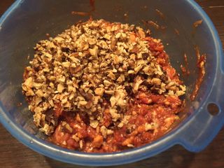 14、香河猪肉香菇肉饼,调好的肉馅倒出一半放入盆中，加香菇丁，