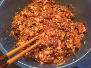 15、香河猪肉香菇肉饼,在拌均匀就可以了。