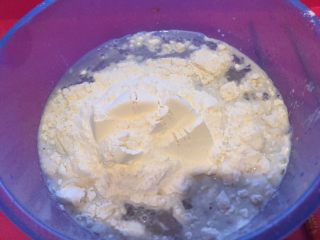 18、香河猪肉香菇肉饼,倒入200克面粉。