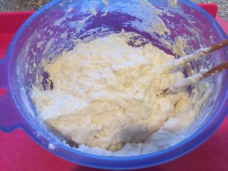 19、香河猪肉香菇肉饼,用筷子搅拌。