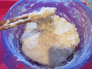 20、香河猪肉香菇肉饼,面团要软软的。