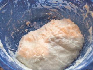 21、香河猪肉香菇肉饼,面会沾盆沾手的，要沾水拿出面团。