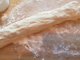 22、香河猪肉香菇肉饼,案板上要多放面粉沾满面粉后就不会沾手了。