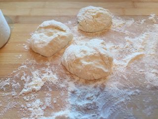 23、香河猪肉香菇肉饼,做成饼剂子。