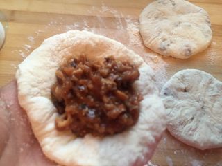 24、香河猪肉香菇肉饼,不用擀面杖，直接用手压扁装肉馅，