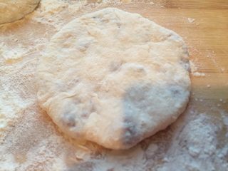 26、香河猪肉香菇肉饼,在用手压扁就直接放入平底锅中。