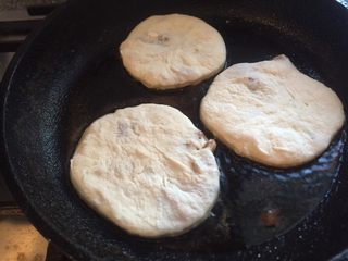 27、香河猪肉香菇肉饼,在倒入适量油。