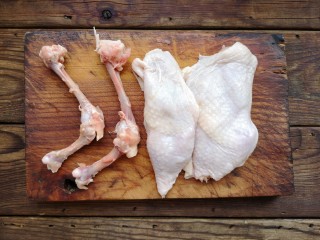 2、钵钵鸡,腿洗净拆骨。