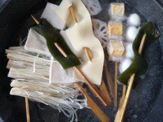 9、钵钵鸡,穿好套的蔬菜焯水断生。