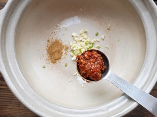 10、钵钵鸡,另取一砂锅，放入蒜末，胡椒粉，盐和白糖，一勺辣酱。