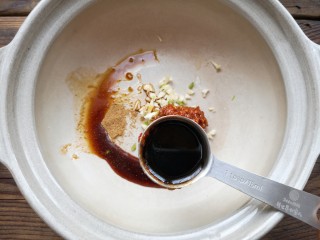 11、钵钵鸡,再加一勺生抽。