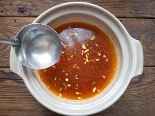 12、钵钵鸡,加入热的鸡汤冲匀。