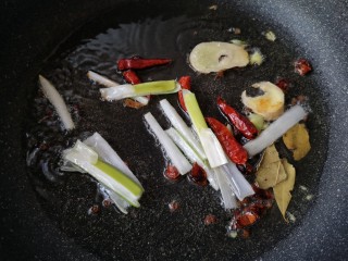 13、钵钵鸡,另起锅稍微多一点的油，烧热后放入葱段，姜八角，花椒干，辣椒香叶爆出香味后，将调料检出，留油备用。