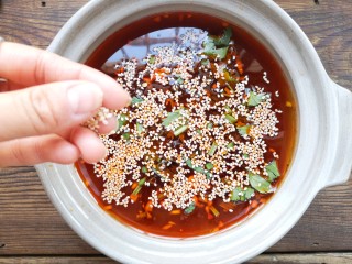 17、钵钵鸡,撒熟的白芝麻提香。