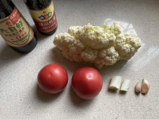 1、开胃番茄花菜,食材备好