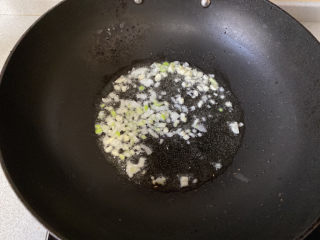 4、开胃番茄花菜,锅中少油，下葱蒜爆香