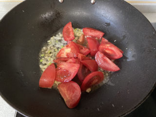 5、开胃番茄花菜,倒入番茄