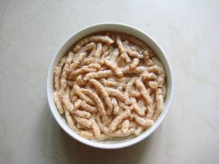2、鱼香素肉丝：用素食材做出肉滋味的下饭利器,将素肉丝用清水泡5分钟至 软。