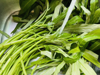 2、蒜蓉空心菜,清洗干净