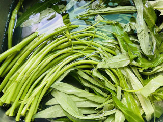 3、蒜蓉空心菜,加盐浸泡十分钟