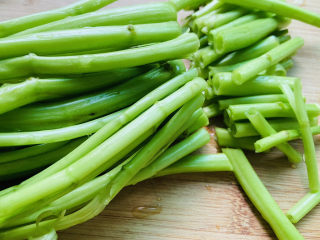 5、蒜蓉空心菜,去掉老根