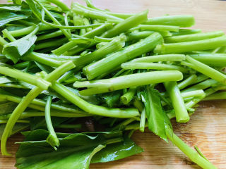 6、蒜蓉空心菜,切寸段