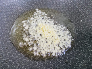 7、蒜蓉空心菜,起油锅放入蒜蓉爆香