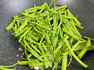 9、蒜蓉空心菜,大火翻炒片刻