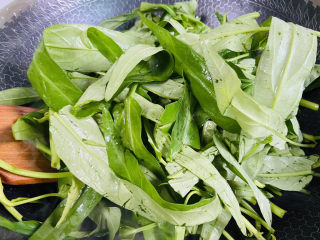 10、蒜蓉空心菜,入空心菜叶子翻炒