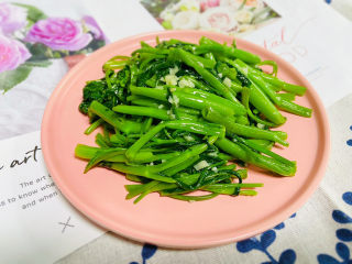 15、蒜蓉空心菜,蒜蓉空心菜绿色食品，我可以吃一整盘哦