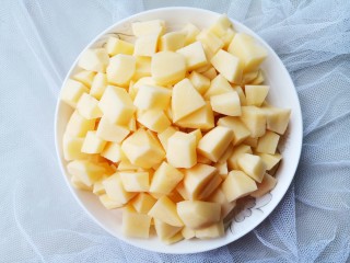 1、孜然火腿土豆丁,土豆去皮切丁。
