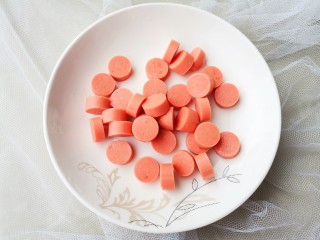 2、孜然火腿土豆丁,火腿切圈。