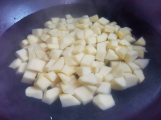 3、孜然火腿土豆丁,土豆放入烧开水的锅中煮3分钟。