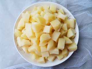 4、孜然火腿土豆丁,捞出沥干。