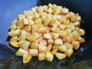 5、孜然火腿土豆丁,另起锅放少许油，放土豆丁煎至表面焦黄盛出。