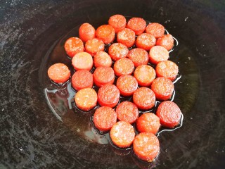 6、孜然火腿土豆丁,火腿肠切厚片，煎至表面微黄。