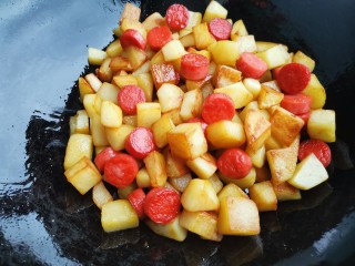 7、孜然火腿土豆丁,火腿肠切厚片，煎至表面微黄。