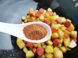 8、孜然火腿土豆丁,加入孜然粉。