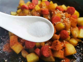 11、孜然火腿土豆丁,盐。