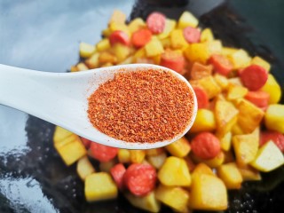 9、孜然火腿土豆丁,辣椒粉。