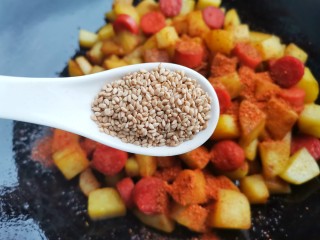 10、孜然火腿土豆丁,白芝麻。