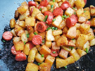 13、孜然火腿土豆丁,拌匀。