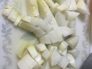1、牛腩白萝卜火锅,萝卜切大块