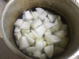 2、牛腩白萝卜火锅,高压锅加水后。放入切好的萝卜。开始高压锅压熟白萝卜