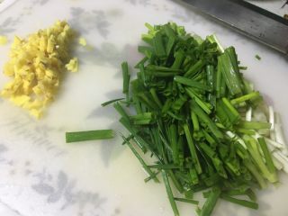 4、牛腩白萝卜火锅,小葱切段。姜切末。待用。