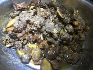 5、牛腩白萝卜火锅,从冰箱把处理过的牛腩拿出来炒。